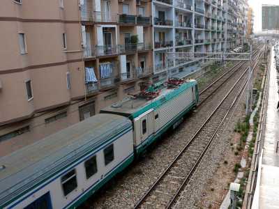 Proprio in quel momento un altro treno "accarezza" gli immobili circostanti, prima di riprendere la sua corsa verso la stazione di Bari Centrale